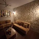 Mainalo View House